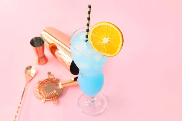 Glas Blue Lagoon Cocktail Auf Farbigem Hintergrund — Stockfoto