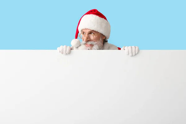 Weihnachtsmann Mit Leerem Poster Auf Farbigem Hintergrund — Stockfoto