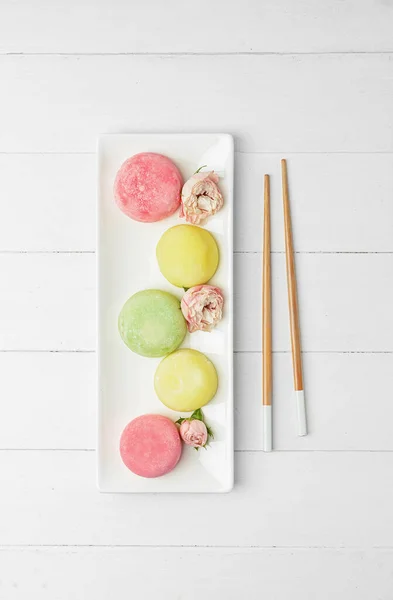 Πιάτο Νόστιμο Ιαπωνικό Mochi Λουλούδια Και Chopsticks Ανοιχτό Ξύλινο Φόντο — Φωτογραφία Αρχείου