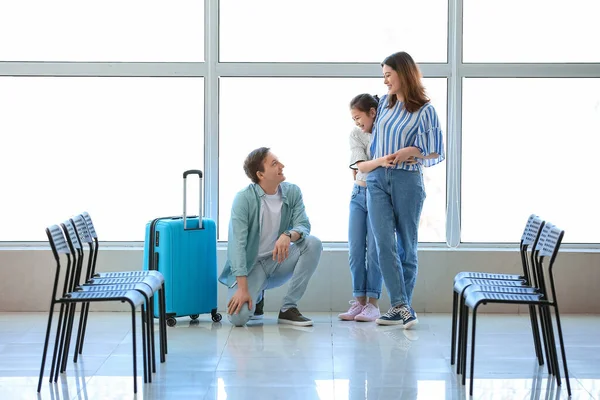 Familia Esperando Vuelo Aeropuerto — Foto de Stock