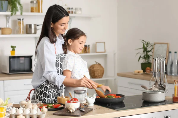 Jovem Mãe Filha Cozinhar Juntos Cozinha Casa — Fotografia de Stock