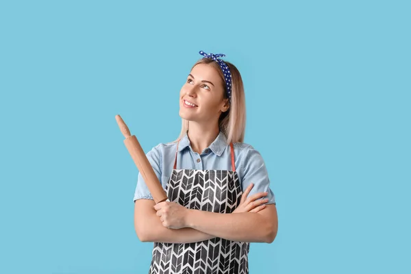 Jeune Femme Foyer Avec Rouleau Pâtisserie Sur Fond Couleur — Photo