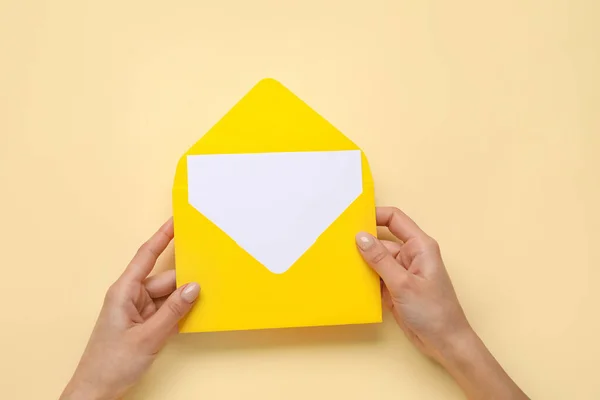 Mãos Femininas Com Envelope Cartão Branco Sobre Fundo Cor — Fotografia de Stock