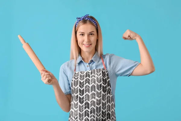 Starke Hausfrau Mit Nudelholz Auf Farbigem Hintergrund — Stockfoto
