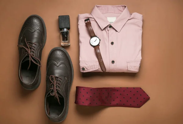 Stilvolle Männerkleidung Und Accessoires Auf Farbigem Hintergrund — Stockfoto