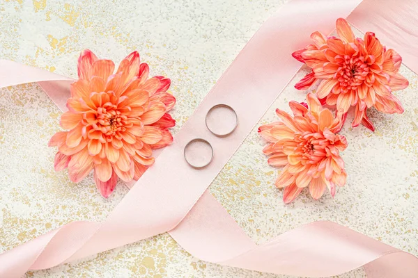 結婚指輪 リボンと色の背景に美しい花のペア — ストック写真