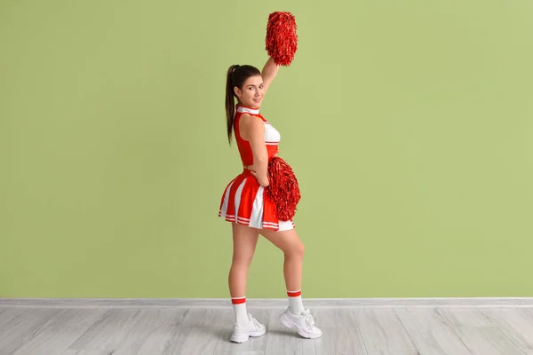 Mooie Cheerleader Buurt Van Kleur Muur — Stockfoto
