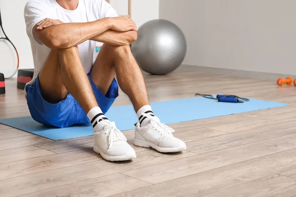 Sporty Young Man Sitting Floor Gym — Stock Photo, Image