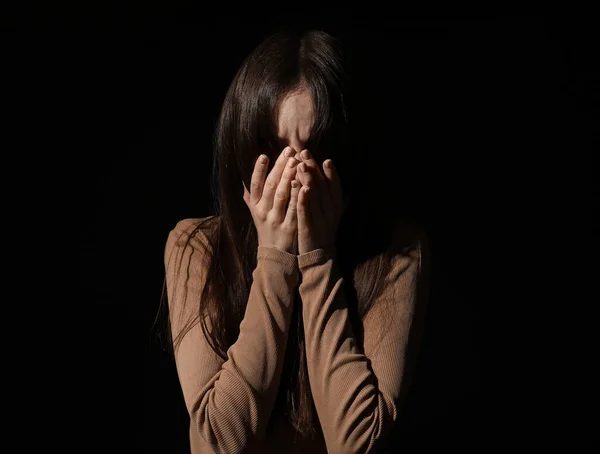 Mujer Joven Asustada Sobre Fondo Oscuro Concepto Acoso — Foto de Stock