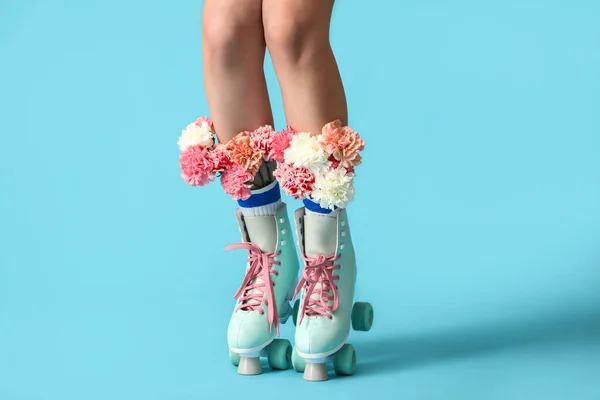 Nogi Młodej Kobiety Rolkach Kwiatami Tle Koloru — Zdjęcie stockowe