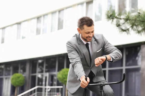 Biznesmen Rowerem Patrząc Zegarek Ulicy Miasta — Zdjęcie stockowe