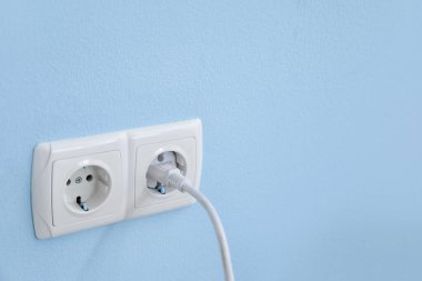 Renk duvarında fiş olan elektrik soketi
