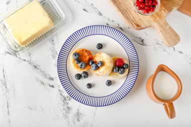 Lezzetli süzme peynirli krep ve böğürtlen tabağı.