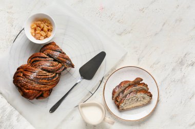 Hafif arkaplanda lezzetli haşhaşlı çörek kompozisyonu