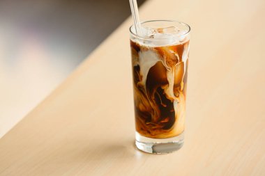 Masada bir bardak lezzetli buzlu kahve.