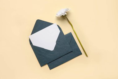 Renk arkaplanı üzerinde boş kart ve çiçek olan zarflar