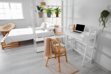 Modern iş yeri olan şık bir yatak odası.