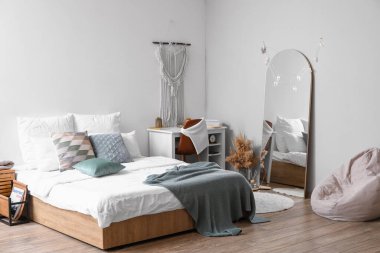 Aynalı şık bir yatak odası.