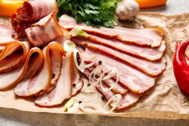 Hafif arka planda lezzetli tütsülenmiş pastırma dilimleri