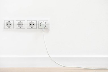 Elektrik prizi, fişi açık.
