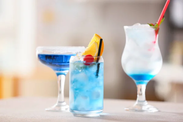 Glasses Blue Lagoon Cocktail Table — Stock Photo, Image