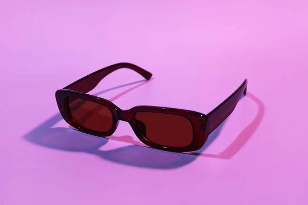 Stilvolle Weibliche Sonnenbrille Auf Farbigem Hintergrund — Stockfoto
