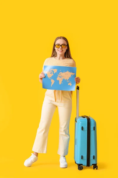 Turista Femenina Con Mapa Sobre Fondo Color — Foto de Stock