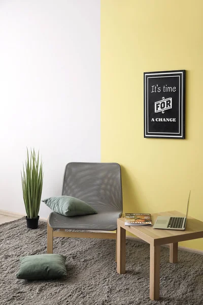 Interiér Stylového Obývacího Pokoje Pohodlnou Židlí — Stock fotografie
