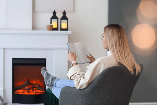 Junge Frau Liest Buch Heimischen Kamin — Stockfoto