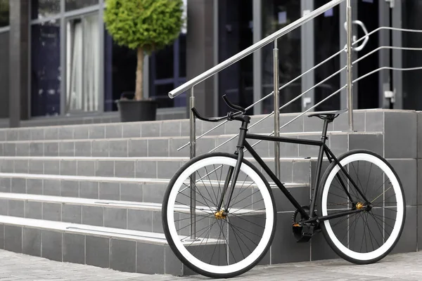 Moderne Cykel Parkeret Byens Gade - Stock-foto