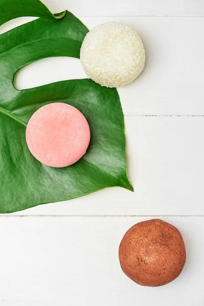 Tasty Japanese Mochi Palm Leaf Light Wooden Background — Stock Photo, Image