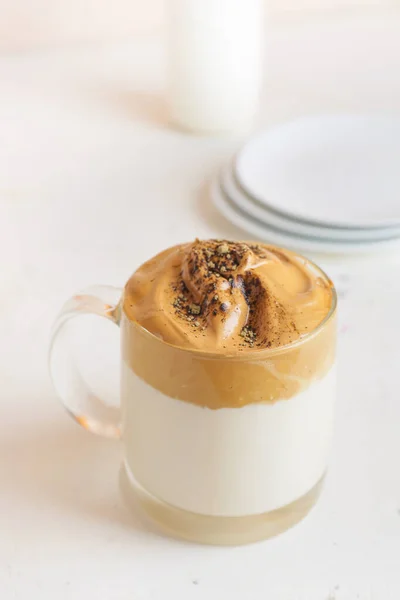 Tazza Vetro Gustosa Dalgona Hojicha Latte Sfondo Chiaro — Foto Stock