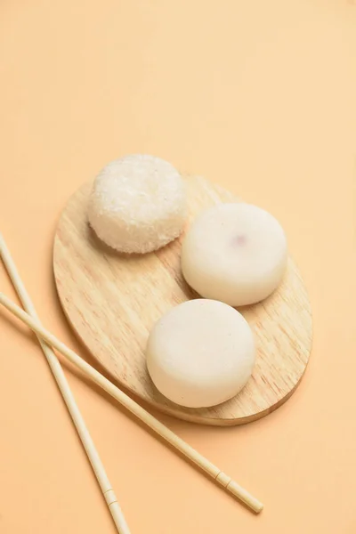 Deska Chutné Japonské Mochi Hůlky Barevném Pozadí — Stock fotografie