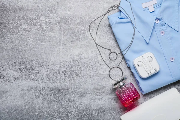 Camicia Donna Accessori Alla Moda Sfondo Grigio — Foto Stock