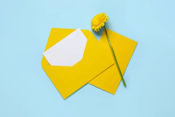 Enveloppen Met Blanco Kaart Bloem Kleur Achtergrond — Stockfoto