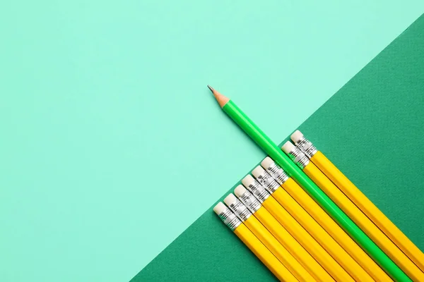 背景色に黄色のものの間で緑の鉛筆 独自性の概念 — ストック写真
