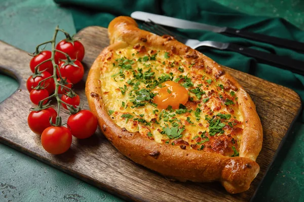 Placa Madeira Com Saboroso Ajarian Khachapuri Tomates Sobre Fundo Cor — Fotografia de Stock