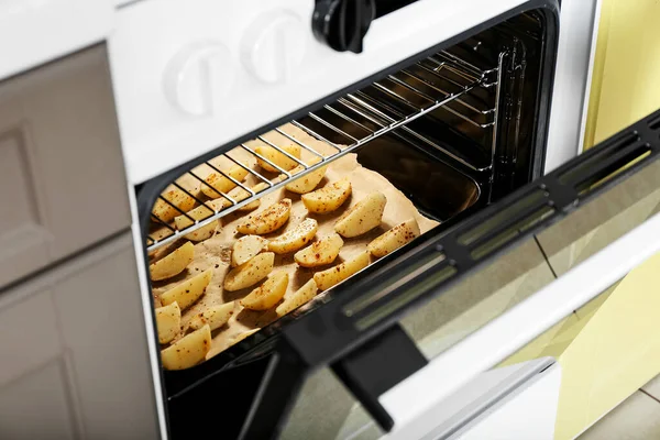 Mutfakta patatesli elektrikli fırın, yakın plan.