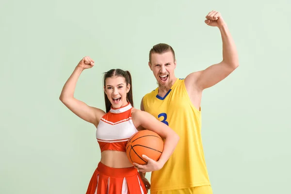 Cheerleader Dan Pemain Basket Dengan Latar Belakang Warna — Stok Foto