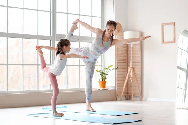 Little Girl Her Mother Practicing Yoga Home — Stock Photo, Image