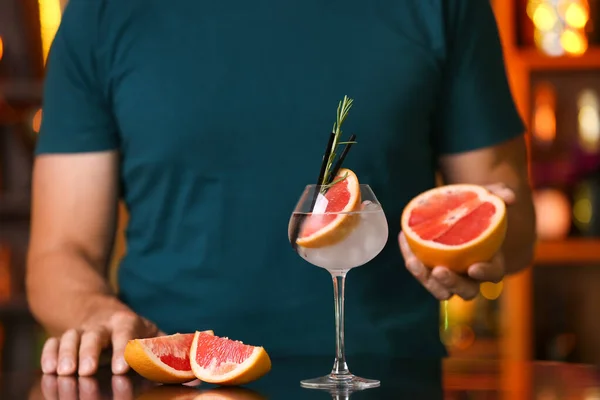 Man Barman Met Glas Grapefruit Gin Tonic Bar — Stockfoto