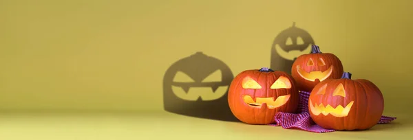 Citrouilles Halloween Sculptées Sur Fond Jaune — Photo
