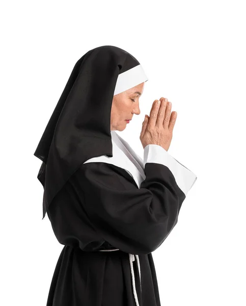 在白人背景下祈祷的成熟修女 — 图库照片