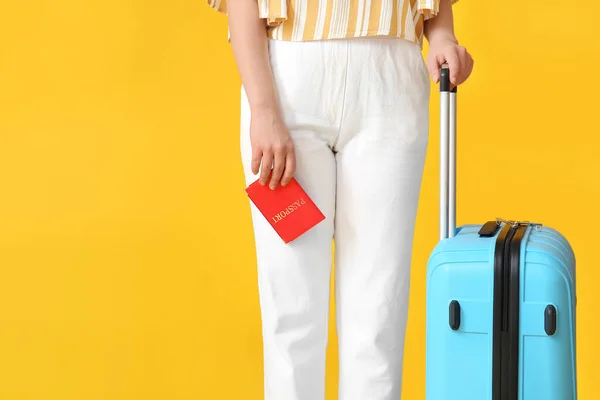 Turista Feminino Com Bagagem Fundo Cor — Fotografia de Stock