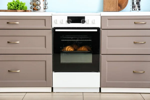Furnitur Modern Dengan Oven Listrik Dekat Dinding Warna Dapur — Stok Foto