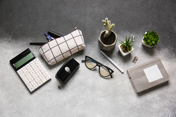 Caixa Lápis Elegante Óculos Plantas Sala Artigos Papelaria Fundo Preto — Fotografia de Stock