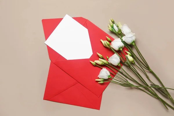 Envelope Com Cartão Branco Flores Fundo Cinza — Fotografia de Stock