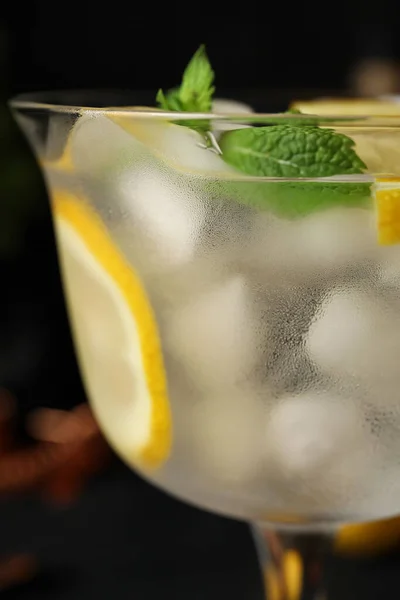 Glas Koude Gin Tonic Donkere Achtergrond Close — Stockfoto