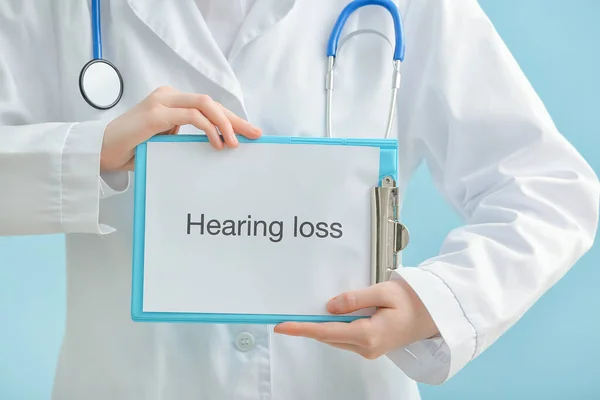 Female Doctor Holding Clipboard Text Hearing Loss Color Background — Stock Photo, Image