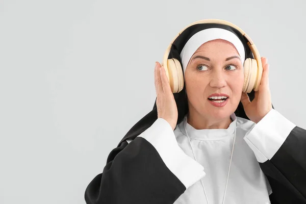 Nonne Mature Avec Écouteurs Écoutant Musique Sur Fond Clair — Photo